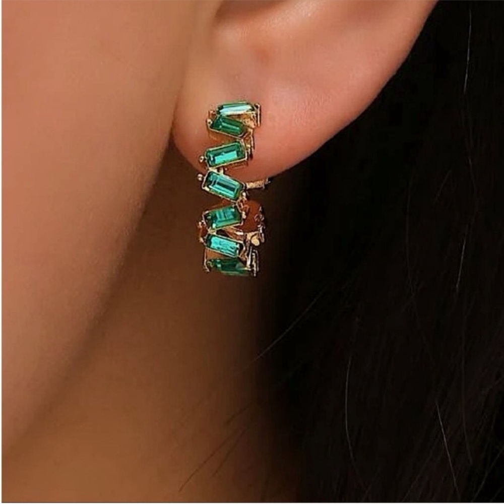 Last pair!🆕 emerald huggie hoop earrings | 14k gold filled